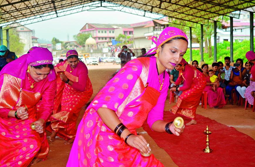 Hubli Karnataka India July 2021 Traditional Mid Age Indian Woman – Stock  Editorial Photo © mnjpkulkarni #526761702